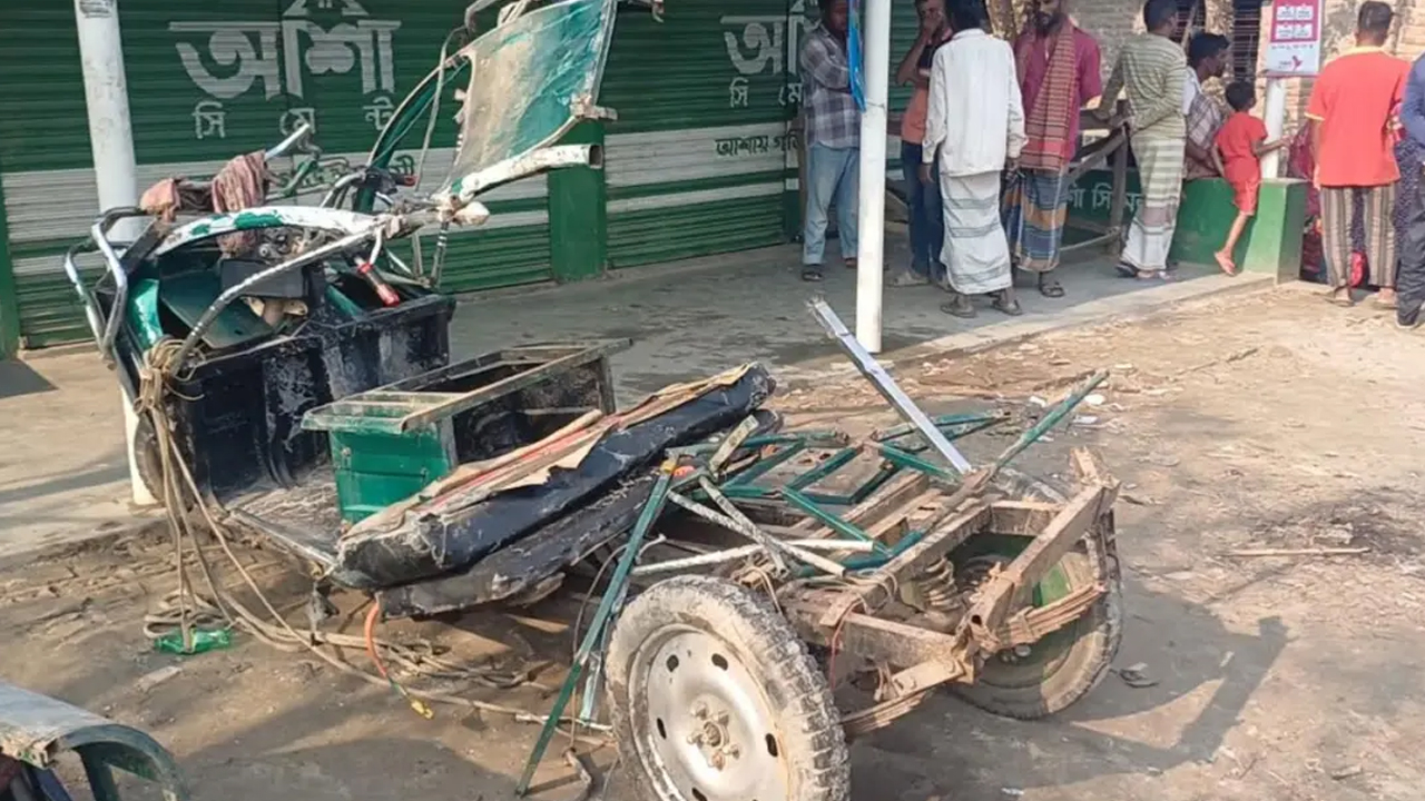 নাটোরে ট্রাক-ইজিবাইক সংঘর্ষে নিহত ৩